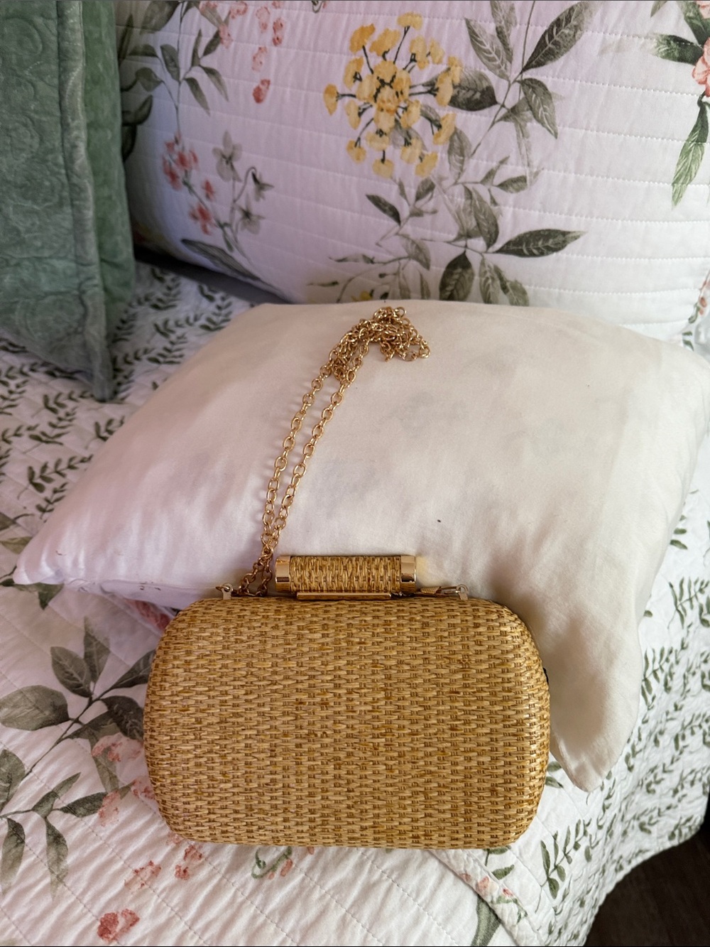 Woven Straw Crossbody Clutch Bag with Gold Chain